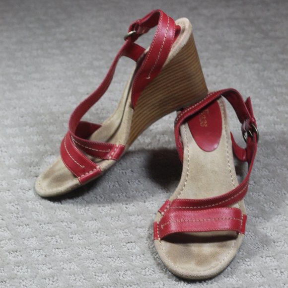 Bass "Flirty" Size 8.5 Red Leather 3.5" Stacked Wedge Heels - Picture 1 of 7